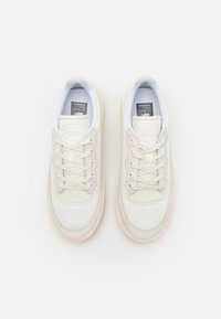 Lacoste Sneakers - off-white