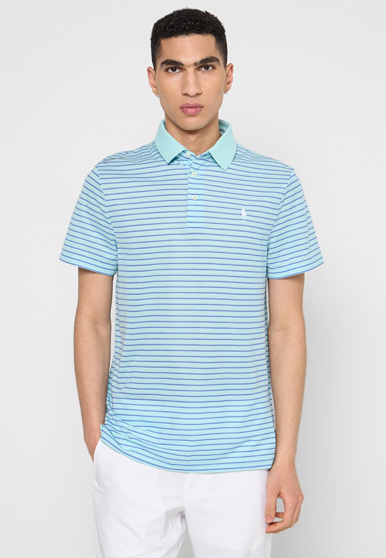 Polo de color azul claro con finas rayas horizontales, mangas cortas y cuello. Logo bordado en el lado izquierdo del pecho. Textura de tela suave.