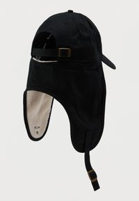 Casquette en tissu noir avec un large rabat pour les oreilles doublé en polaire ; sangle ajustable à l'arrière ; design élégant avec une visière courbée pour une meilleure protection.