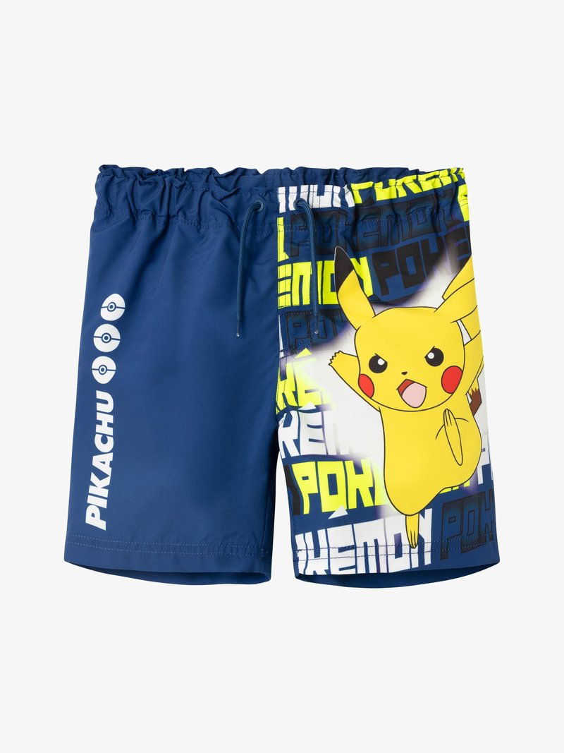 Shorts de bain bleus avec un grand graphique de Pikachu, une taille à cordon de serrage, et des textes et motifs vibrants en jaune et noir.