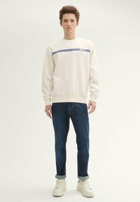 TOM TAILOR DENIM MIT LOGOPRINT - Felpa - gardenia white