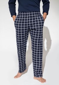 Granatowe spodnie od piżamy z białym wzorem w kratę, wykonane z miękkiego materiału, z elastycznym pasem i bocznymi kieszeniami.