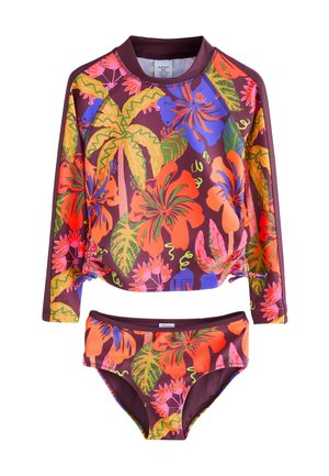 Set de costum de baie cu mâneci lungi în culoarea maro adânc, cu modele florale tropicale vibrante în portocaliu, roz și verde. Include slip de bikini asortat.