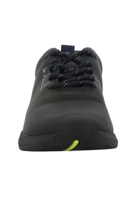 Basket noir avec une tige en cuir lisse, bout rond, accent jaune contrastant sur la semelle avant, et lacets noirs.