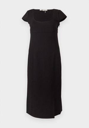 Vestido preto de comprimento médio com decote quadrado, mangas curtas e uma abertura lateral, apresentando uma textura suave e um design simples.