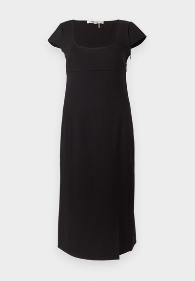 Melna vidēja garuma kleita ar kvadrātveida izgriezumu, īsām piedurknēm un sānu šķēlumu, gludas tekstūras un vienkārša dizaina.