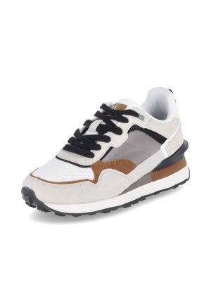 Biało-szary sneaker z czarnymi sznurowadłami, brązowymi akcentami i czarno-białą podeszwą, pokazany pod kątem, aby ukazać zewnętrzną stronę i przód.