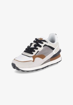 Weiß-grauer Sneaker mit schwarzen Schnürsenkeln, braunen Akzenten und einer schwarz-weißen Sohle, schräg gezeigt, sodass Außenseite und Vorderseite sichtbar sind.