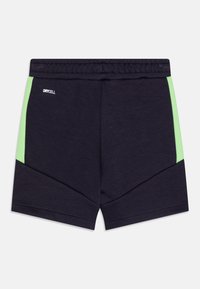 Shorts navy avec des panneaux latéraux verts, taille élastique et logo "DRYCELL". Tissu doux avec un design sportif et des détails d'accent angulaires.