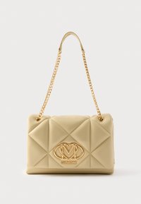 Υφασμένο μπεζ τσάντα από μαλακό υλικό, με χρυσή αλυσίδα ως λουρί και ανάγλυφο λογότυπο μπροστά, με καπιτονέ σχέδιο.