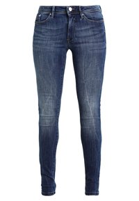 Jeans ajustados de denim azul oscuro, con un diseño clásico de cinco bolsillos, ligeras decoloraciones y cierre de cremallera.