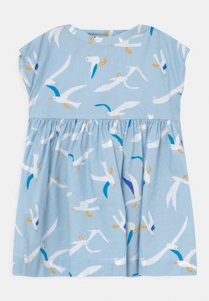 Hellblaues Kleinkindkleid mit kurzen Ärmeln, das ein Muster aus weißen Möwen mit orangen Schnäbeln und blauen Flügelakzenten zeigt.