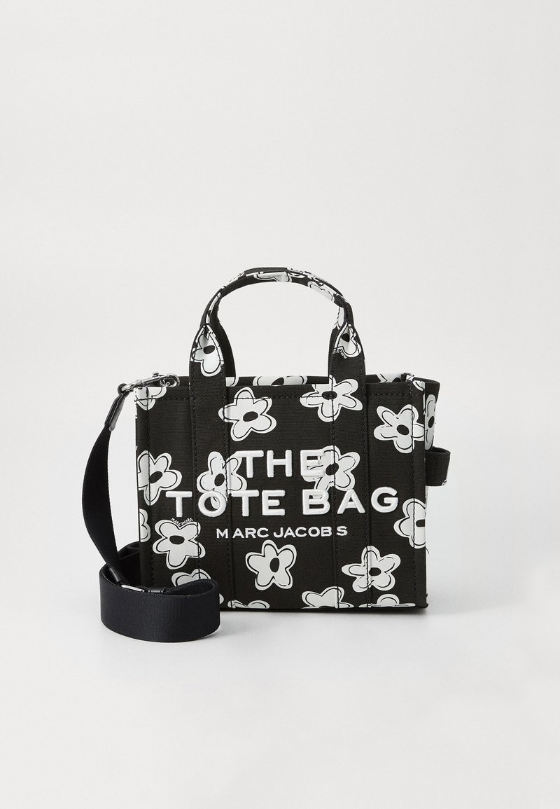 Mustmust koti musta valget lillemustrit, lühikesed sangad, eemaldatav õlapael ning "THE TOTE BAG MARC JACOBS" tekst ees.