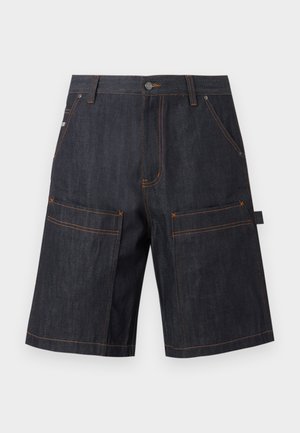 Tmavomodré denimové krátke nohavice s veľkými prednými nášivkovými vreckami, pútkami na opasok a oranžovým kontrastným prešívaním.