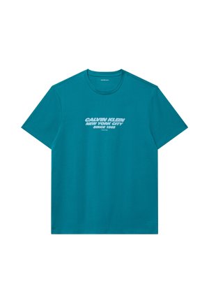 Tyrkis kortærmet T-shirt med rund hals og hvidt Calvin Klein New York City Since 1968 tekst centreret foran.