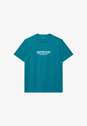 T-shirt color teal a maniche corte con scollo rotondo, con scritta bianca "Calvin Klein New York City Since 1968" centrata sul davanti.