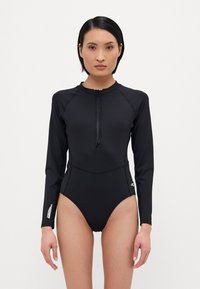 Swimsuit de mangas longas pretas com fecho frontal, tecido liso e elástico, design ajustado e detalhe do logótipo na manga esquerda.