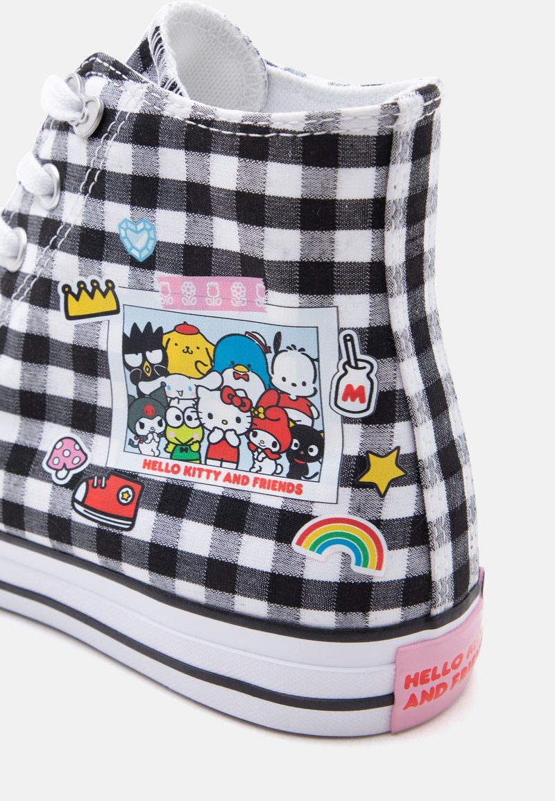 Sneaker alta con motivo a scacchi bianco e nero, con toppa di Hello Kitty e amici, icone colorate, suola bianca e etichetta rosa sul tallone.