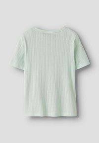 Licht mintgroene t-shirt met korte mouwen, met een subtiel gestreept patroon en een ronde halslijn. Gemaakt van zacht, textuurstof.