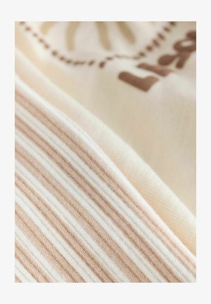 Kremo ir šviesiai smėlio spalvos audinys su horizontaliomis juostelėmis, su rudos spalvos atspaudų detalėmis. Minkšta tekstūra sustiprina vizualinį gilumą ir raštą.