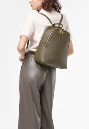 Zaino in pelle verde oliva con un design strutturato, dotato di manico superiore, spallacci regolabili e chiusura a zip. Finitura texturizzata.