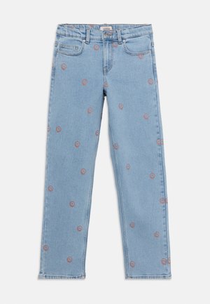 Helesinised teksapüksid sirgete säärtega, ees taskud, vööaasad ja riide sisse hajutatud väikesed pruunid naerunäod.