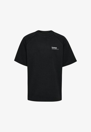 To børn står side om side iført sorte Hummel t-shirts og bukser, det ene kigger fremad, og det andet kigger til siden.