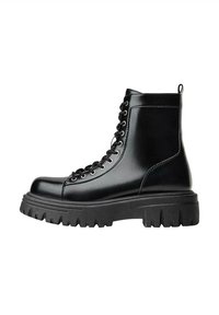 Černé kotníkové boty z hladké kůže s robustní podrážkou, kulatou špičkou a předním zavazováním na tkaničky. Mají poutko na zadní straně a hladký povrch.