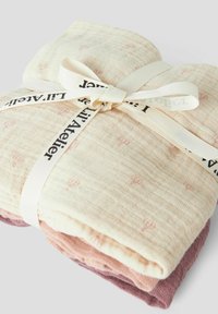 Három darab muszlin pólyából álló készlet, melynek texturált bézs felső rétege rózsaszín mintákkal, egy világos rózsaszín réteg és egy sötét rózsaszín réteg található, masnival összekötve.