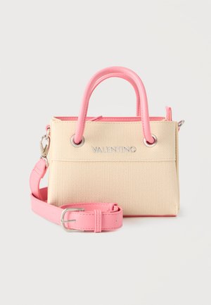 Bolso pequeño rectangular de lona beige con asas de cuero rosa y correa desmontable, hebilla plateada y logotipo "Valentino" en el frente.