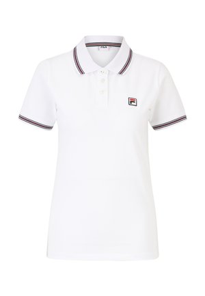 Camisa polo blanca de manga corta con tres botones, cuello y puños a rayas, y pequeño logotipo de FILA en el lado izquierdo del pecho.