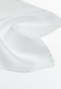 Tessuto di raso bianco con una consistenza liscia e lucida, che mostra drappeggi sottili e bordi curvi, riflettendo delicatamente la luce.