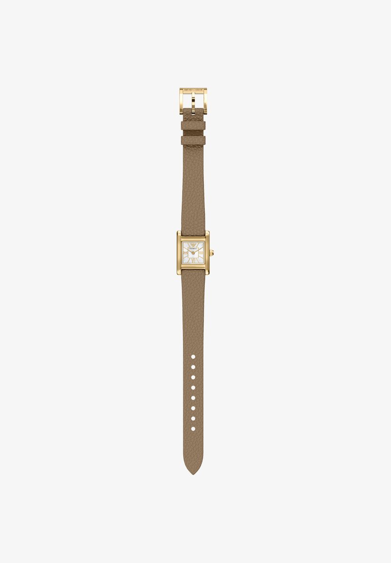 Montre rectangulaire en or avec un cadran blanc et des accents dorés. Bracelet en cuir marron texturé avec plusieurs trous pour l'ajustement.