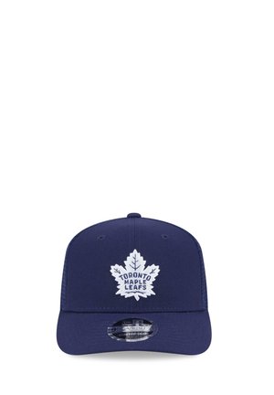 Marineblaue Baseballkappe mit weißem Toronto Maple Leafs-Logo auf der Vorderseite und gebogenem Schirm mit sichtbarem Aufkleber.