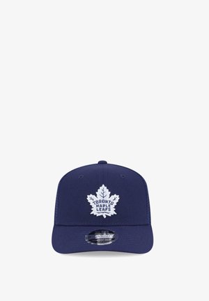 Marineblaue Baseballkappe mit weißem Toronto Maple Leafs-Logo auf der Vorderseite und gebogenem Schirm mit sichtbarem Aufkleber.