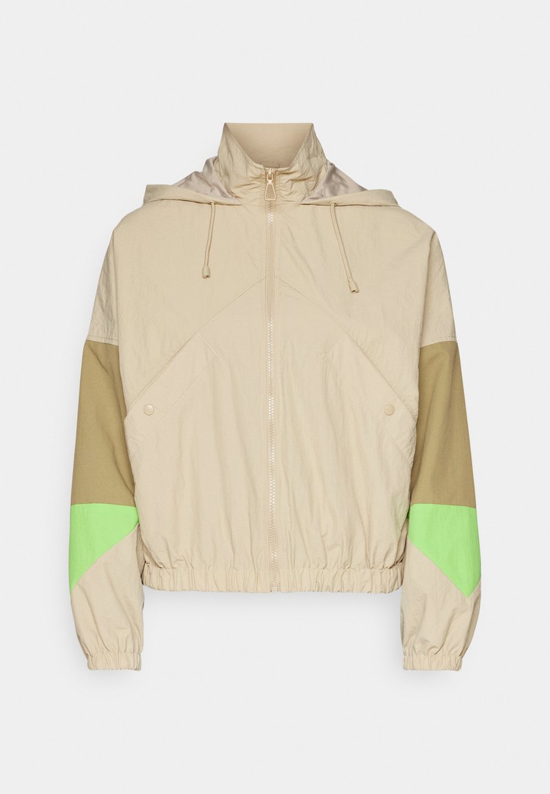Chaqueta beige con capucha, que presenta bloques de color verdes y marrones, un cierre central, puños elásticos y un dobladillo ajustado. Tela texturizada.