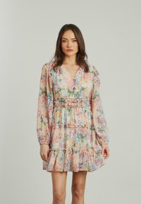 Blumenmusterkleid mit langen Ärmeln, Rüsche am Saum und elastischem Bund. Weicher, leichter Stoff in Pastellfarben mit pinken und grünen Blumen.