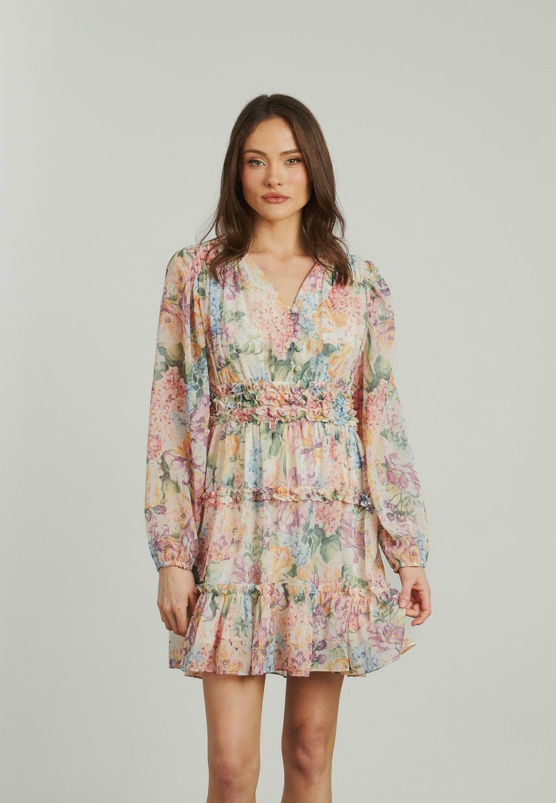 Blumenmusterkleid mit langen Ärmeln, Rüsche am Saum und elastischem Bund. Weicher, leichter Stoff in Pastellfarben mit pinken und grünen Blumen.