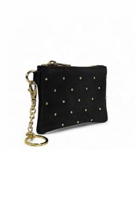 Portefeuille en suède noir avec des accents en clous dorés, fermeture zippée et une bandoulière en chaînettes avec un porte-clés. Design compact et rectangulaire.