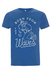 Camiseta de algodón azul con un gráfico en blanco de una sirena y el texto "NACIDA DE LAS OLAS" con pequeñas burbujas debajo.