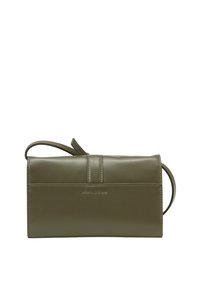 Olivengrüne Lederhandtasche mit rechteckiger Form, ausgestattet mit einem Frontklappenverschluss, gesteppten Details und einem abnehmbaren Träger für Vielseitigkeit.