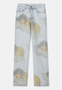 Jeans in denim blu chiaro con una stampa ripetuta di angeli cherubini con ali e stelle sulla testa.