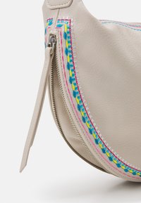 Desigual BAG RAVEN KUWAIT - Sac à main - crudo