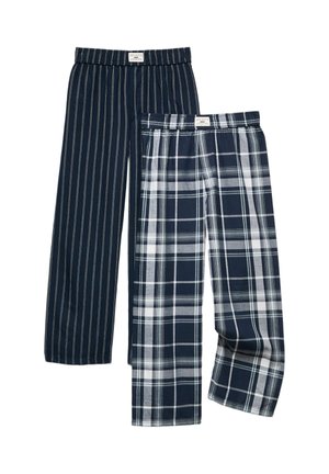Twee paar nachtblauwe pyjamabroeken, één met dunne verticale witte strepen, de ander met een wit-grijs ruitpatroon.