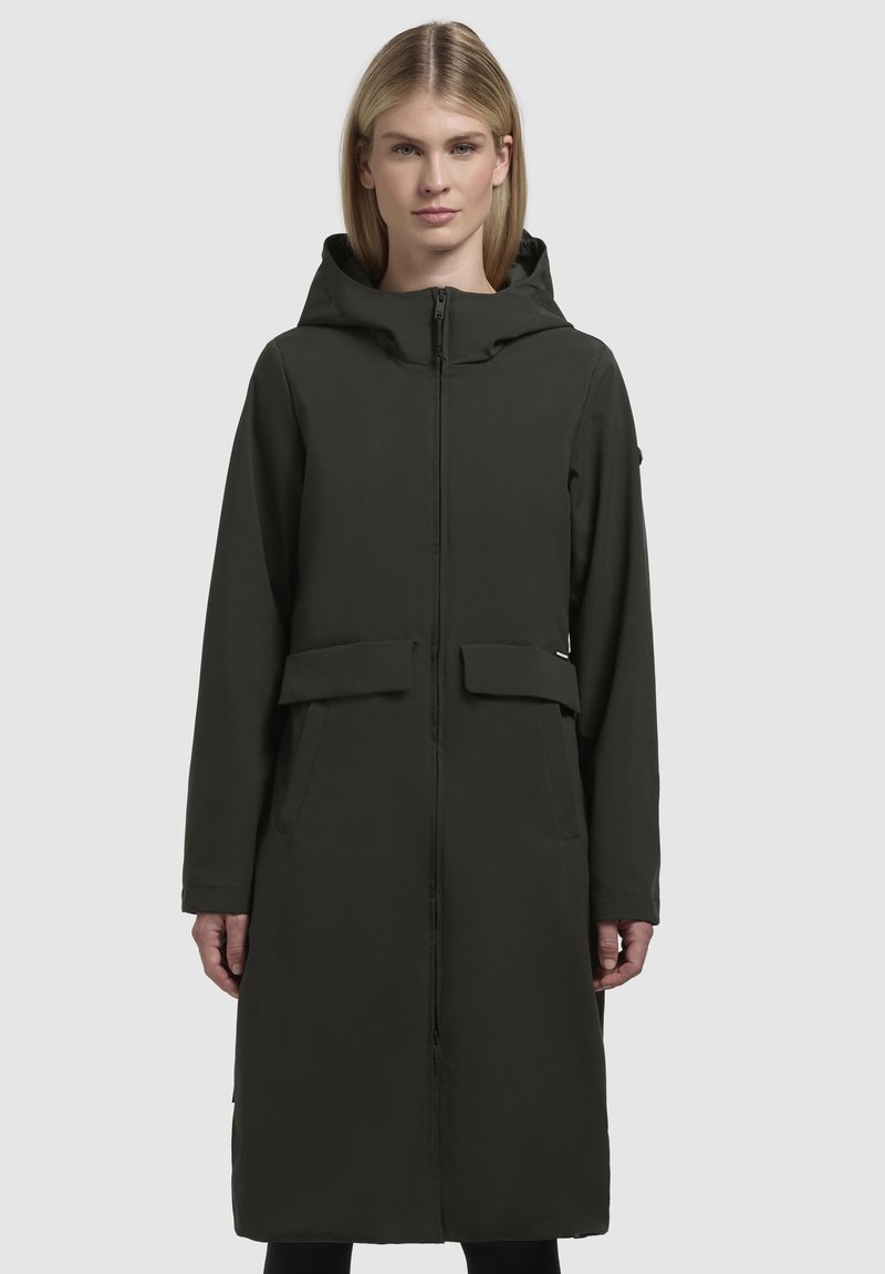 Cappotto lungo verde scuro con cappuccio, realizzato in tessuto liscio, dotato di zip frontale, due tasche con patta e una silhouette dritta.