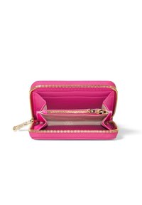 Roze ritstas met gouden hardware, met een gladde buitenkant, meerdere kaartsleuven en een doorzichtige zak voor munten.