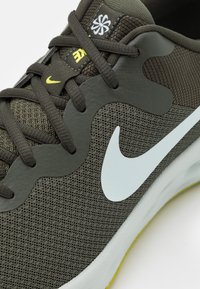 Nike Performance NIKE REVOLUTION 6 - Bėgimo batai plentui - cargo khaki/glacier blue/sequoia/light silver/yellow strike