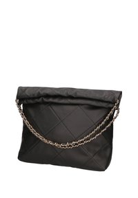 Borsa nera trapuntata con pattina, dotata di una catena dorata e in pelle liscia. Forma rettangolare con una lucentezza discreta.