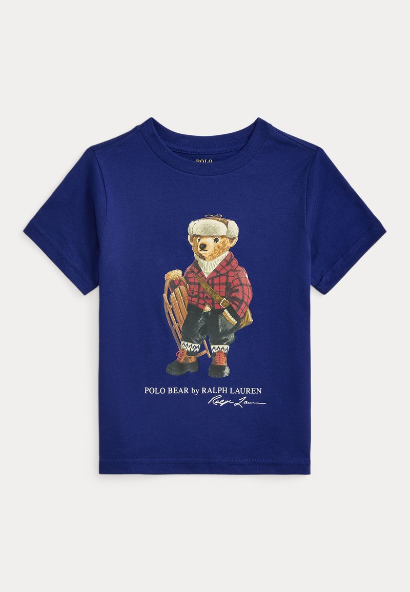 Tmavě modré tričko s motivem medvěda v červené kárované bundě, sněžných botách a držícího saně, s nápisem "Polo Bear by Ralph Lauren".