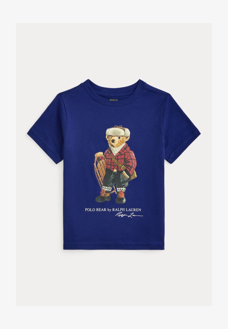 Tmavě modré tričko s motivem medvěda v červené kárované bundě, sněžných botách a držícího saně, s nápisem "Polo Bear by Ralph Lauren".